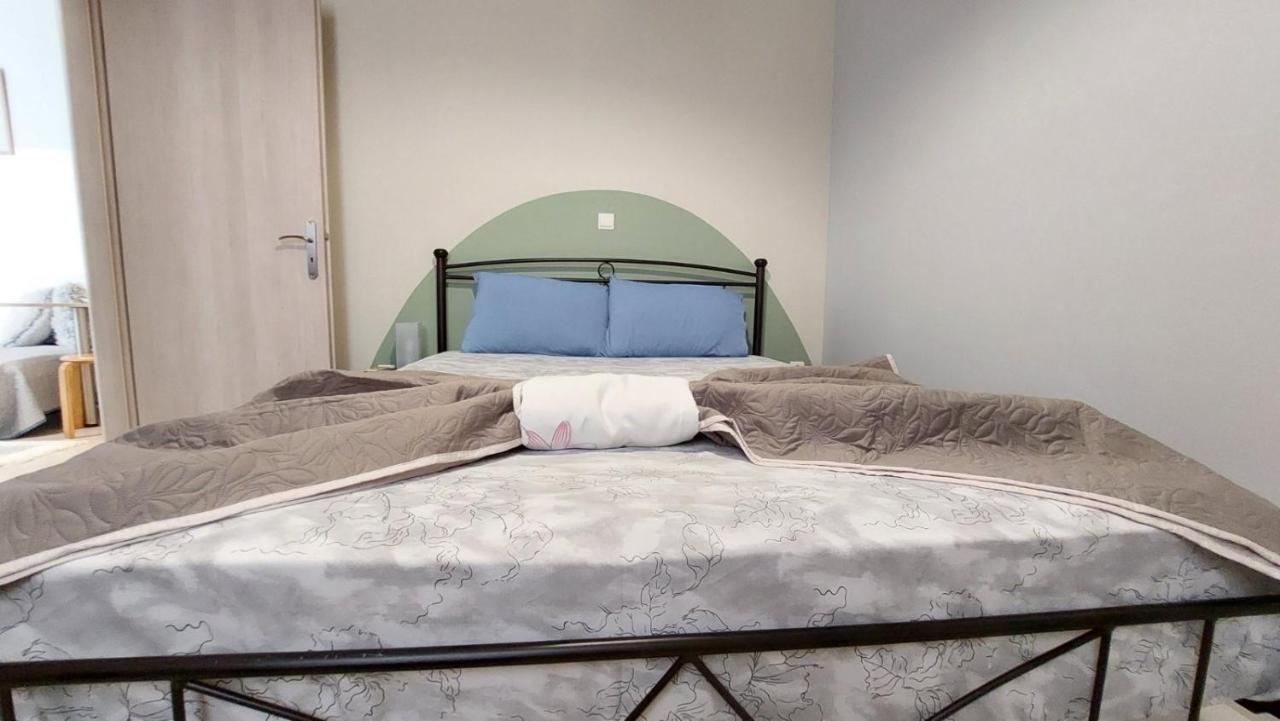 Cozy Minimal Apartment พีเรียส ภายนอก รูปภาพ